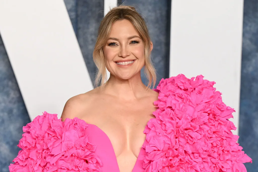 kate-hudson-on-red-carpet-with-fluffy-pink-sleeves