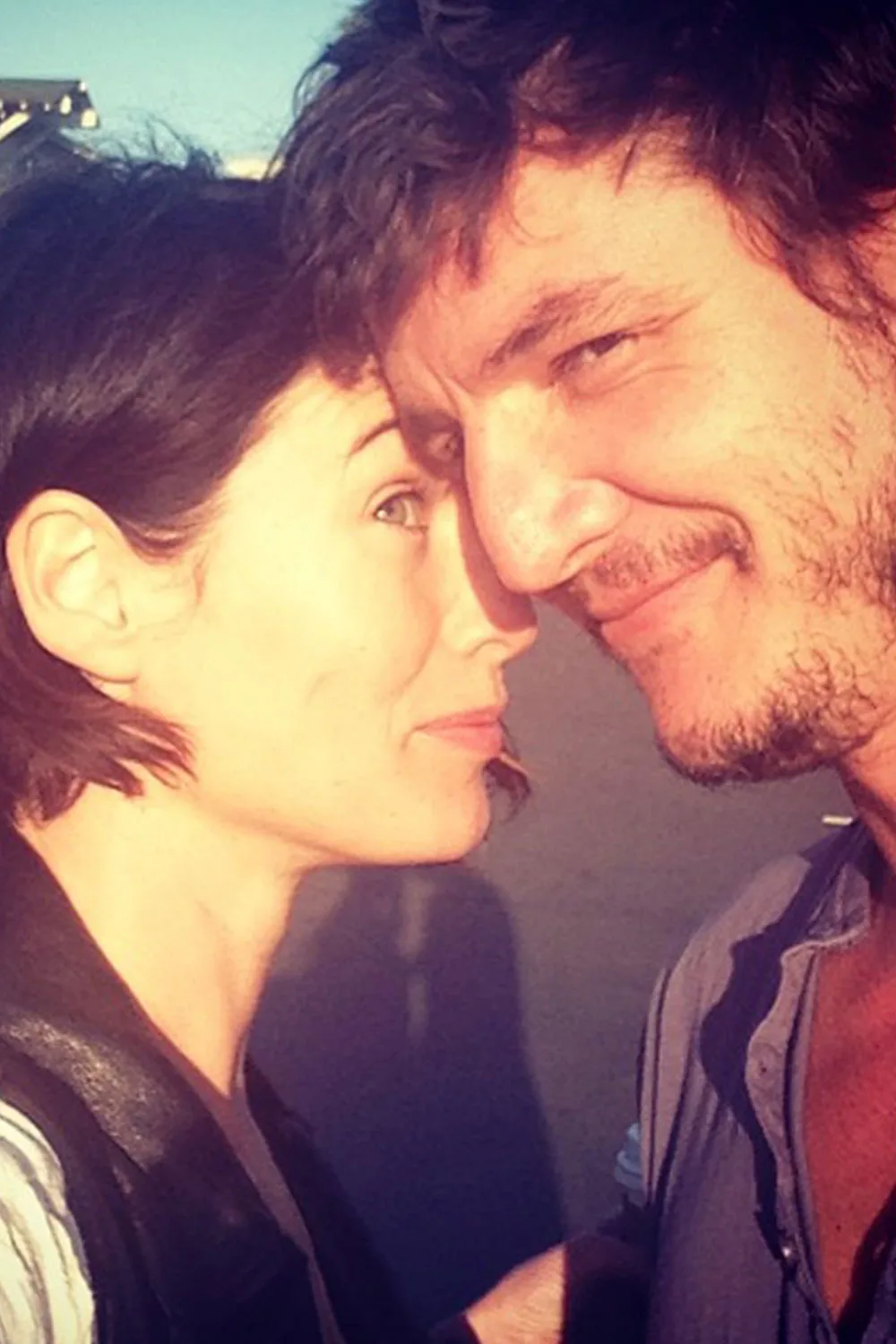 Lena-headey-and-pedro-pascal-leaning-their-heads-against-each-other-in-selfie