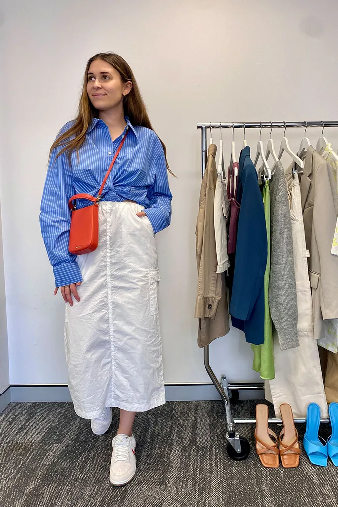 woman-wears-blue-shirt-cargo-skir-sneakers-and-orange-bag