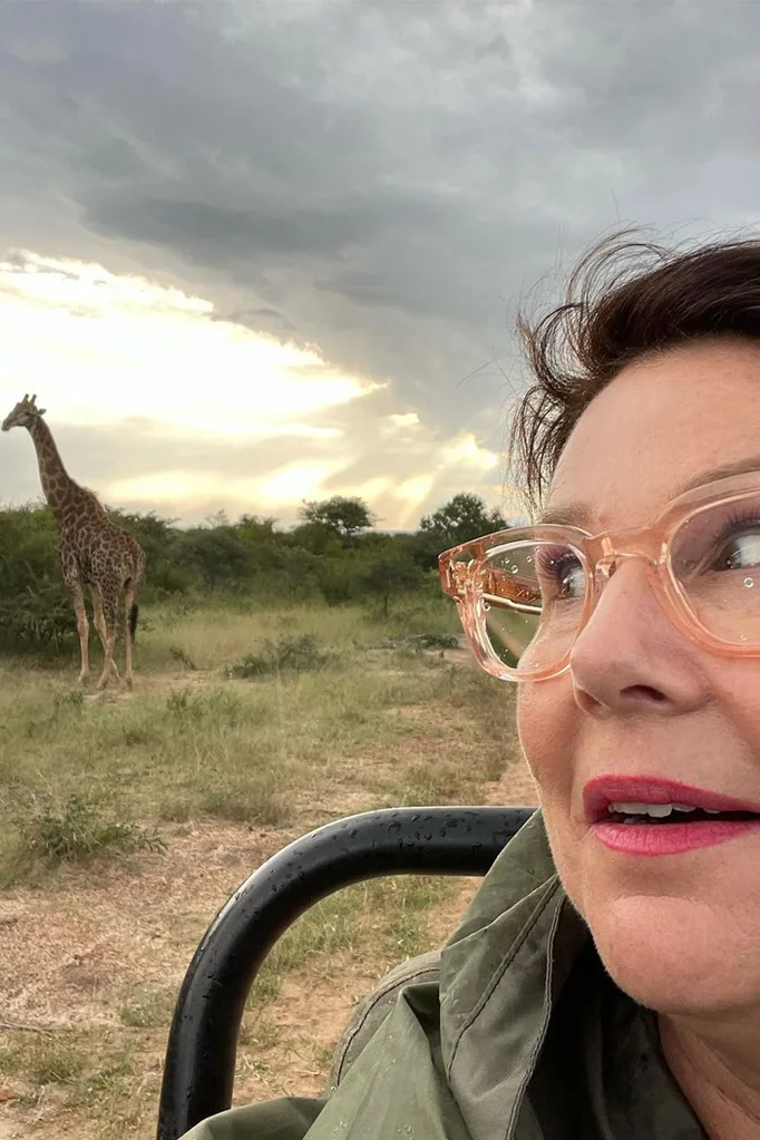 julia-morris-selfie-with-giraffe