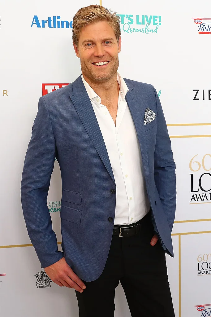 dr-chris-brown-smiling-in-blue-blazer-on-logies-red-carpet