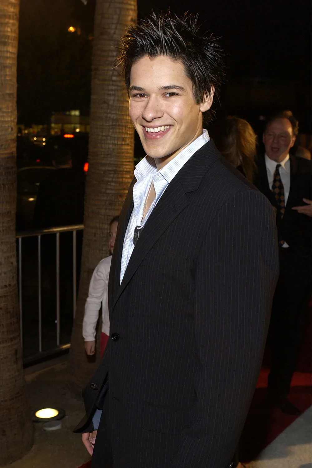 Young-oliver-james-smiles-in-suit-on-red-carpet-in-2003