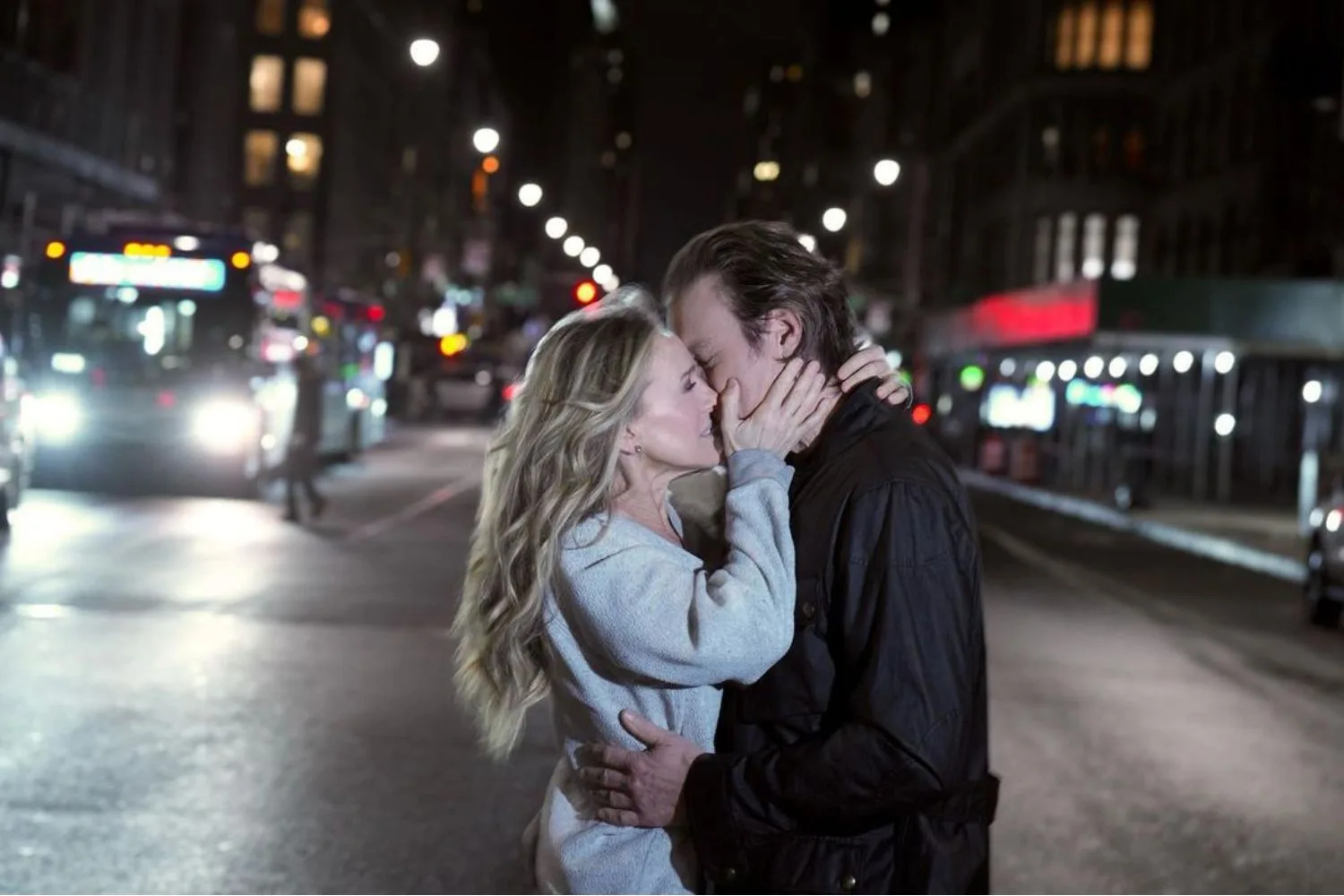 carrie-bradshaw-and-aidan-shaw-kiss-on-the-streets-of-nyc-in-and-just-like-that-teaser-image