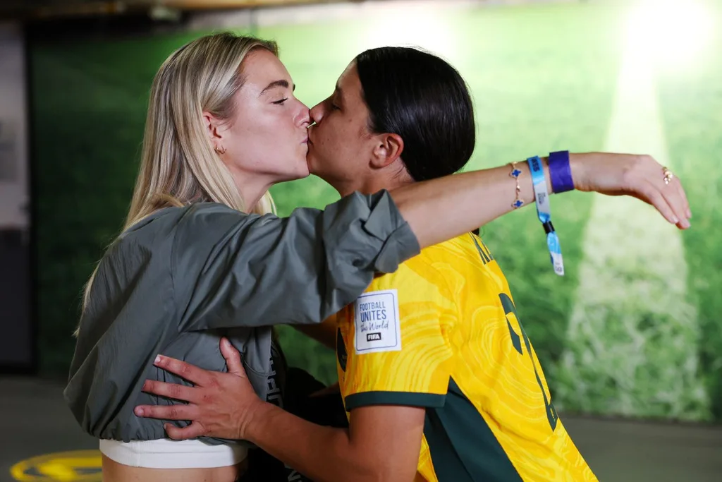 sam-kerr-kristie-mewis-kiss-world-cup