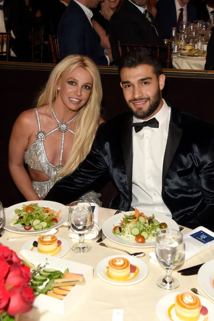 britney-spears-sam-asghari-table