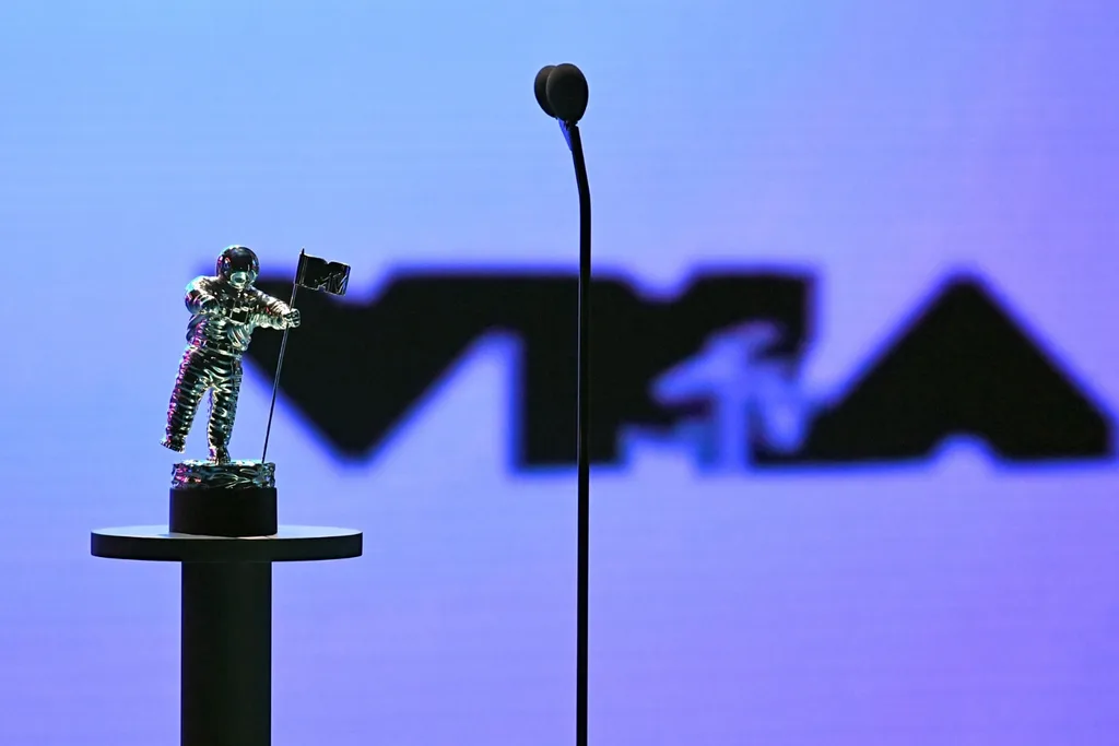 mtv-vmas-moonman