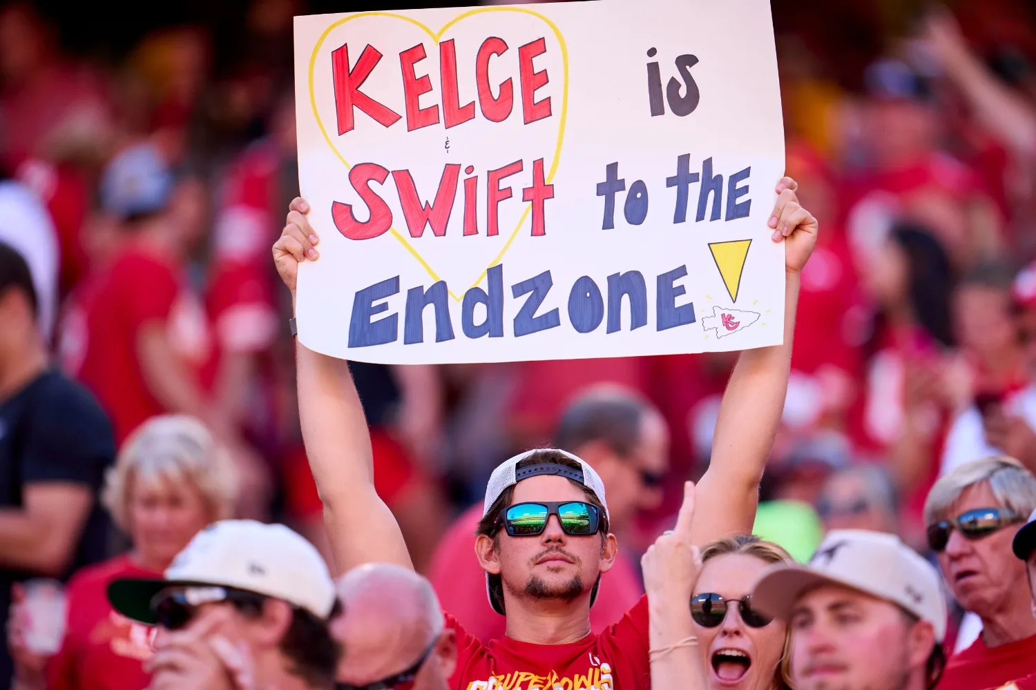 travis-kelce-taylor-swift-fan-sign