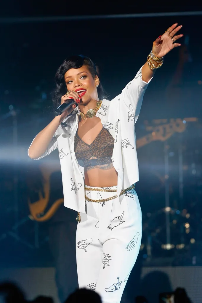 rihanna-singing