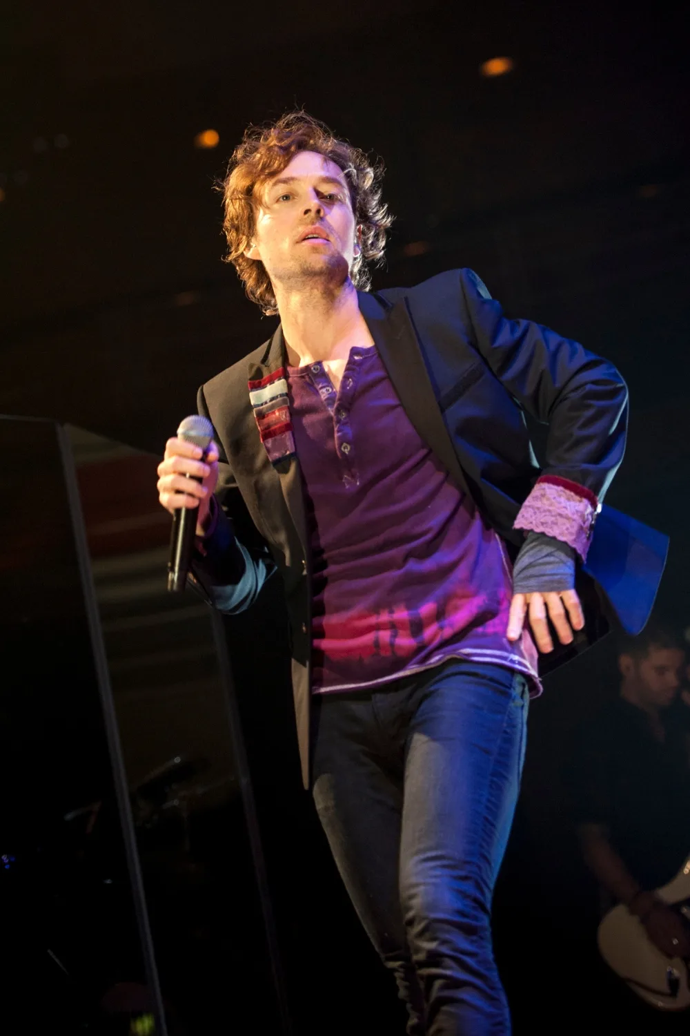 darren-hayes-on-stage-purple-shirt