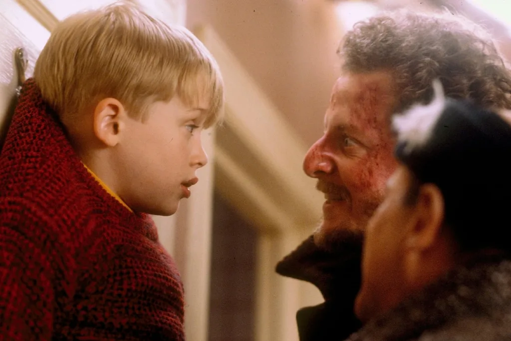 macaulay-culkin-home-alone-burglar-scene