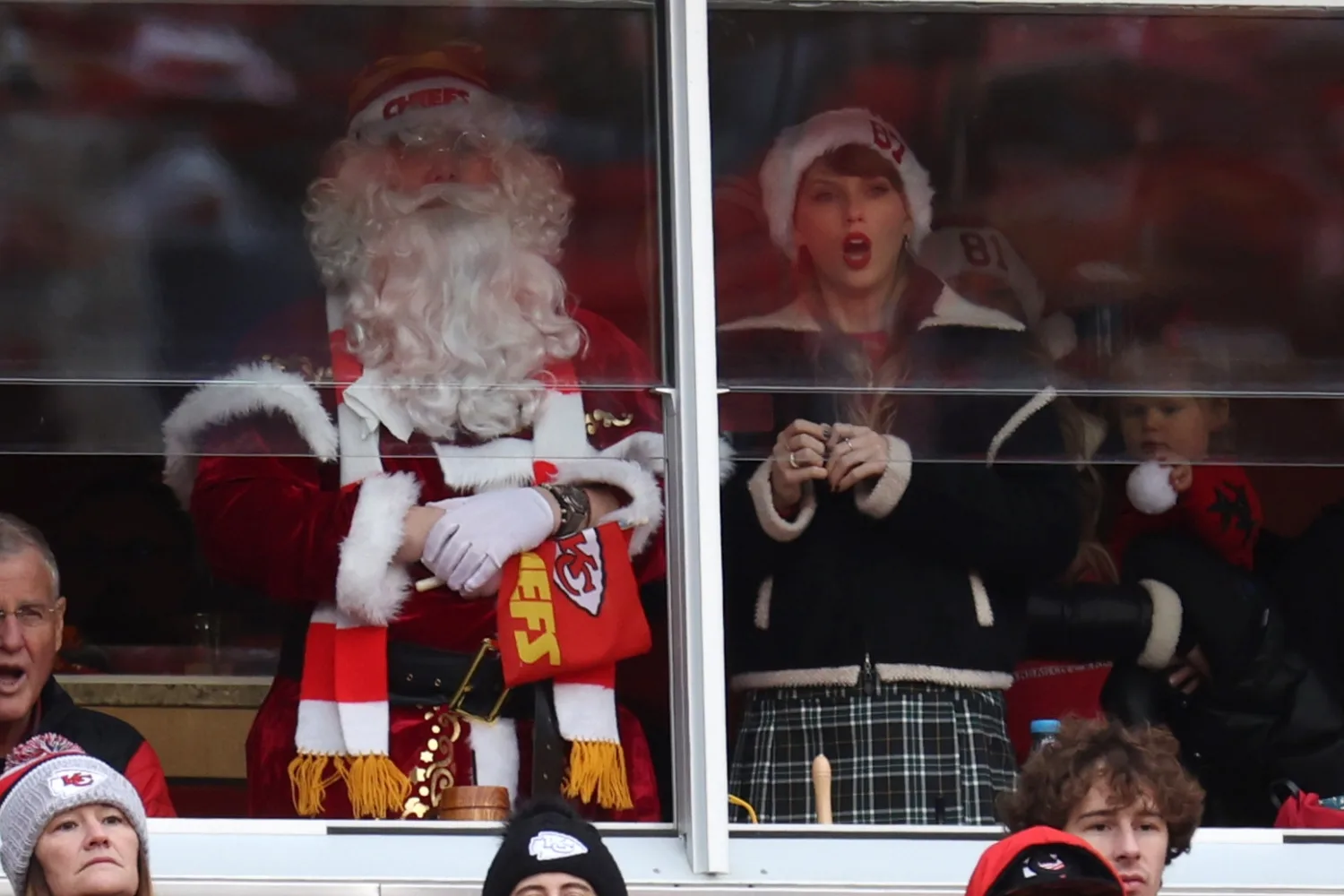 taylor-swift-chiefs-christmas