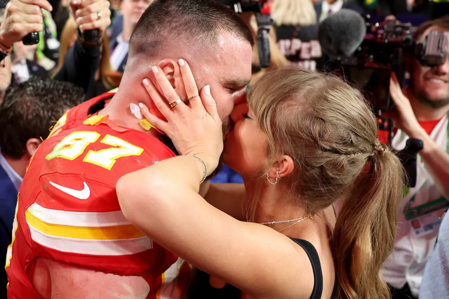 taylor-swift-travis-kelce-kiss