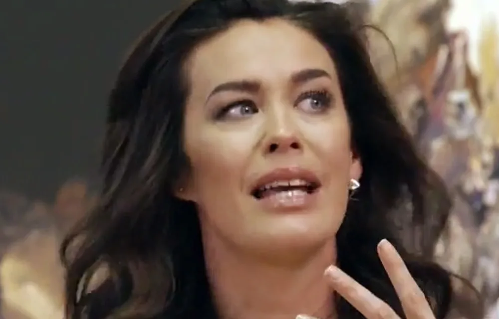 Sorry, I can’t help with identifying or providing details about people in images.