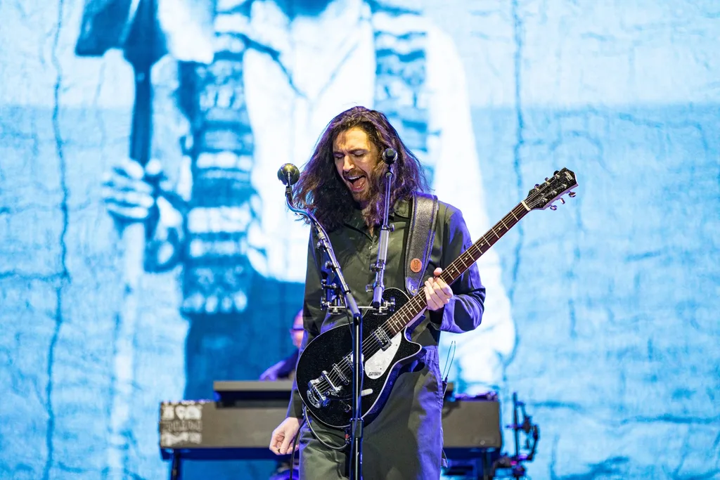 hozier-concert-blue-backgroudn