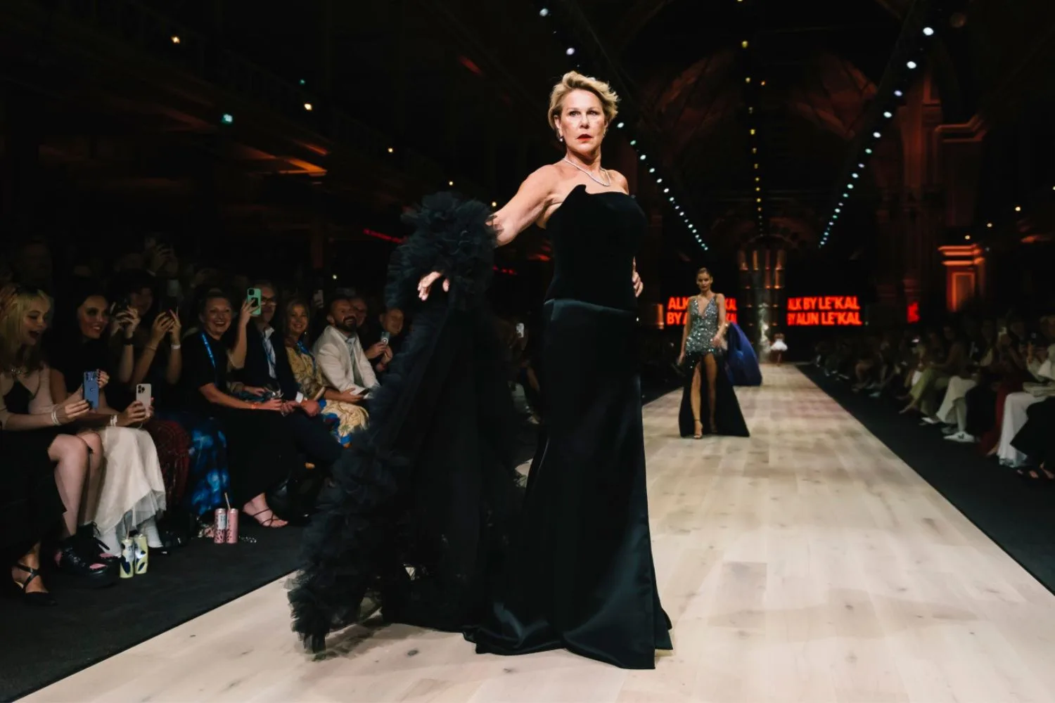 Julia-Morris-on-catwalk