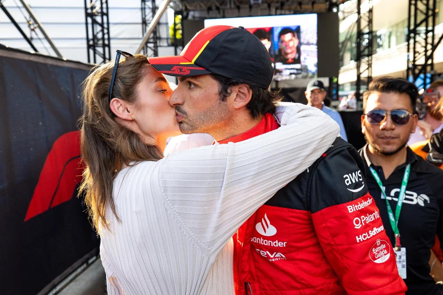 carlos-sainz-rebecca-donaldson-kiss