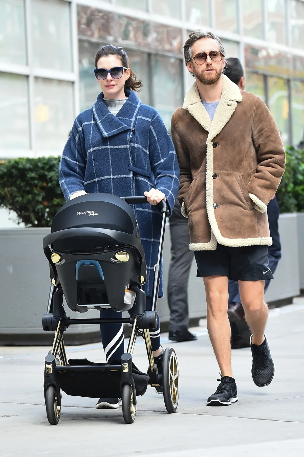 anne-hathaway-husband-pram
