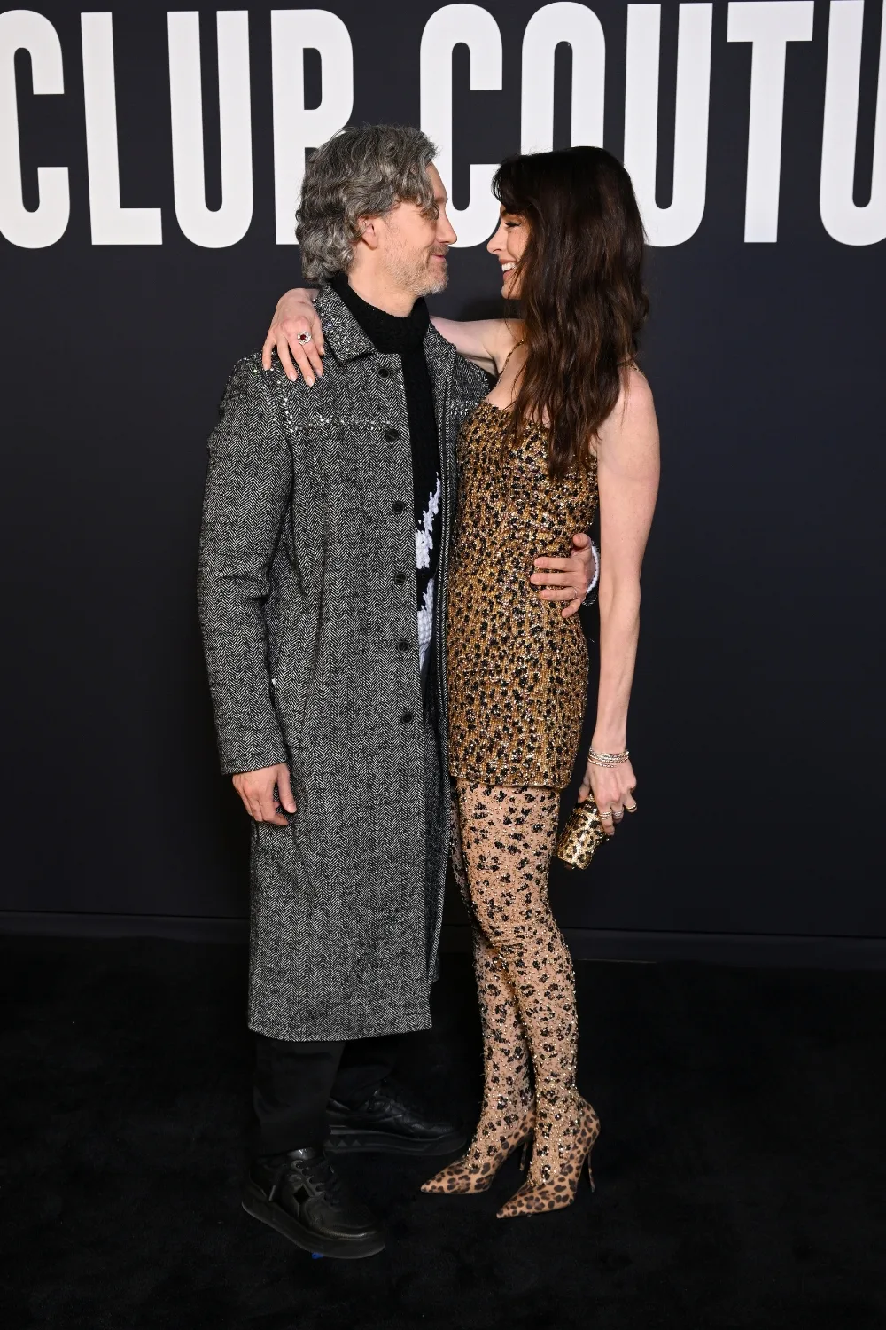 anne-hathaway-husband-hug-red-carpet
