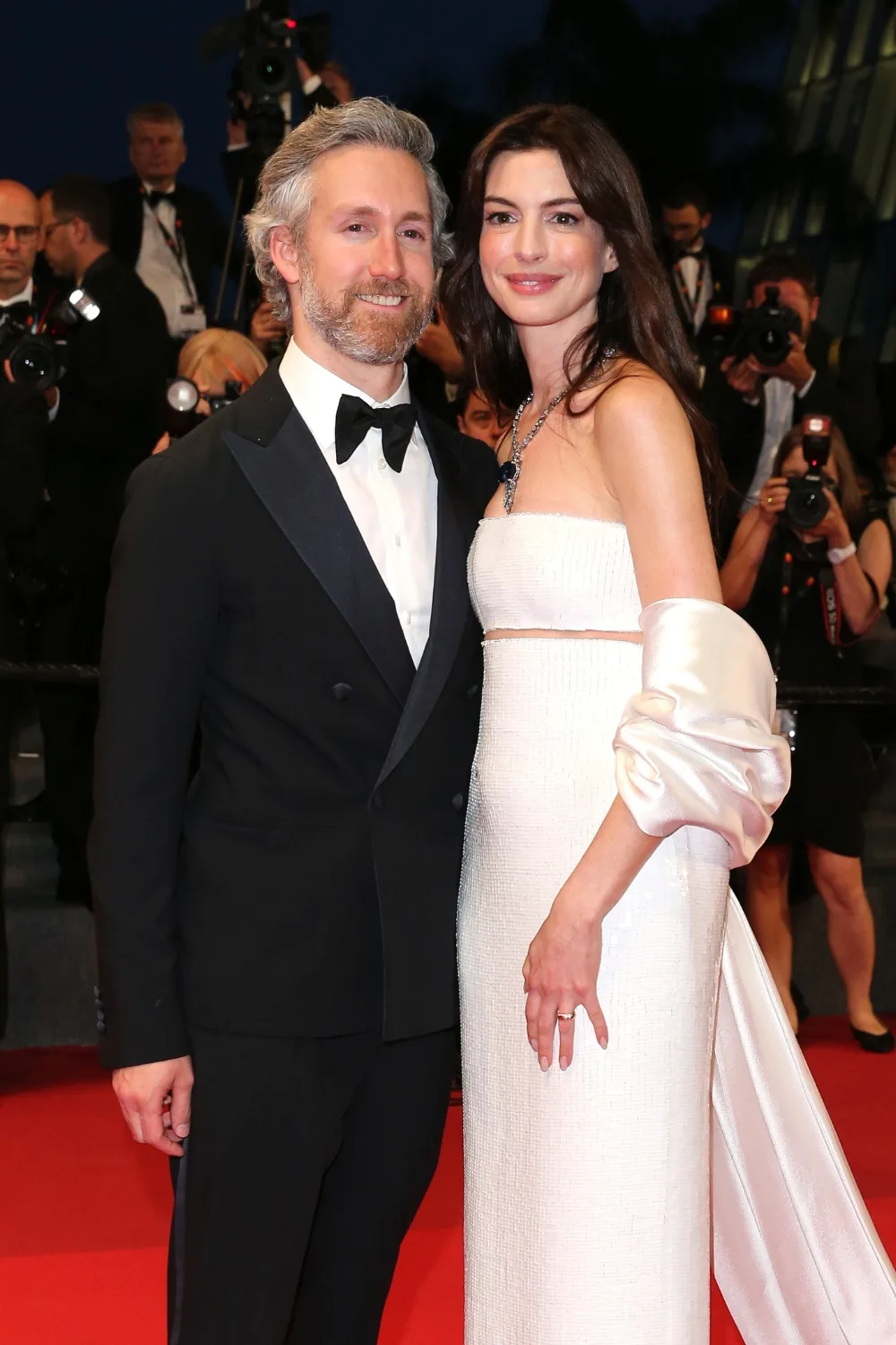 anne-hathaway-adam-shulman-red-carpet