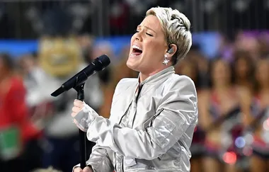 Pink shuts down a Twitter troll who said she looked old