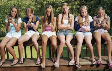 Benching Is The New Dating ‘Trend’ That’s Even More Horrible Than Ghosting