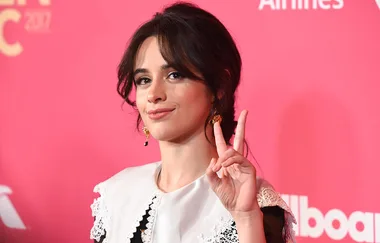 Camila Cabello had another impromptu airport photoshoot… with her mum