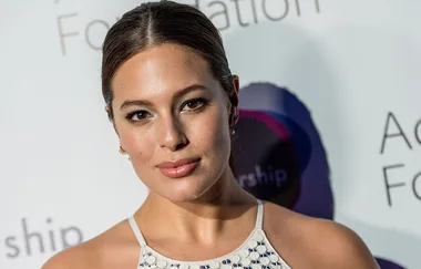 Ashley Graham slams a troll who called her a “fat model”