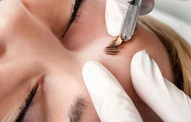 Girls nearly dies from getting her eyebrows microbladed