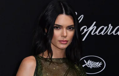Kendall Jenner is accused of a huge photoshop fail in her new topless pic