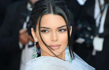 Oh what a surprise Kendall Jenner is photoshopping herself again