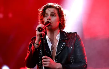 Luke Hemmings officially has a new girlfriend and she’s HOT AF