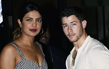 You just have to see the engagement ring Nick Jonas bought Priyanka Chopra 😍