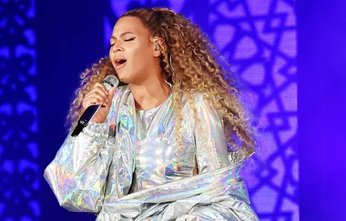 Beyonce’s flying stage had a HUGE malfunction during her concert