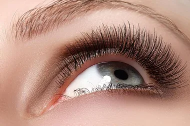 Experts warn against the dangers of eyelash and eyebrow tinting