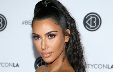 Kim Kardashian just got a french manicure proving the ’00s are back