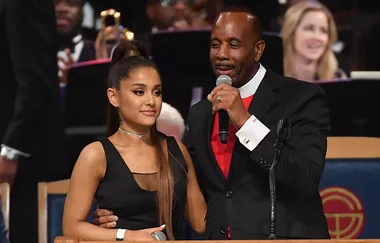 Twitter goes CRAZY as a pastor grabs Ariana Grande’s boob at Aretha Franklin’s funeral