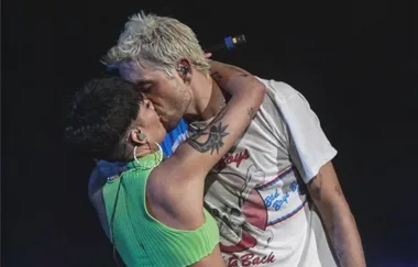 Halsey and G-Eazy kiss on stage, confirming that they’re back together
