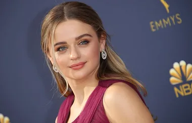 Joey King now has bright blue hair, and we’re OBSESSED
