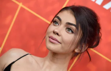 Sarah Hyland shows off her baby bump!!
