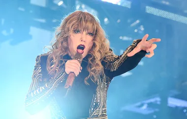 Taylor Swift is bringing her Reputation tour as a movie to Netflix!!!