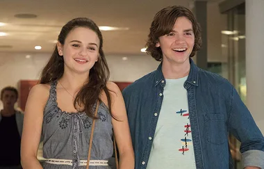 Joey King pranking Joel Courtney on set of ‘The Kissing Booth’ is the best thing you’ll see all day