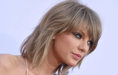 Taylor Swift just made a surprise appearance at the Golden Globes!