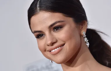 Selena Gomez has the HOTTEST secret admirer and we need them to date