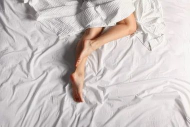 5 reasons to try sleeping naked tonight