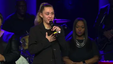 WATCH: Miley Cyrus tearfully pays tribute to the late Voice star Janice Freeman at memorial service