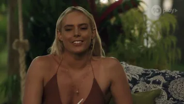 Bachelor In Paradise: Cassandra and Ritchie flirt on first date
