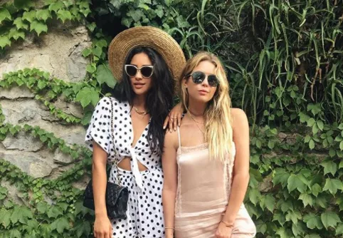 Shay Mitchell Ashley Benson