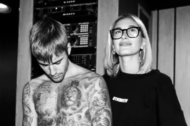 Justin Bieber shows off his wedding ring!