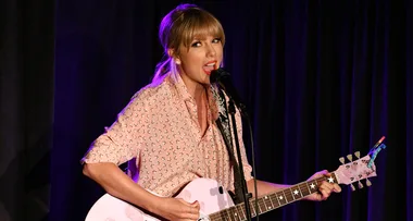 Taylor Swift wears bisexual bracelet and fans are freaking the hell out