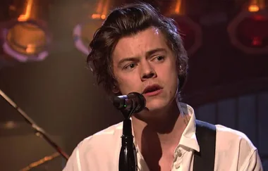 BREAKING: Harry Styles Suffers A Fall During A Live Gig